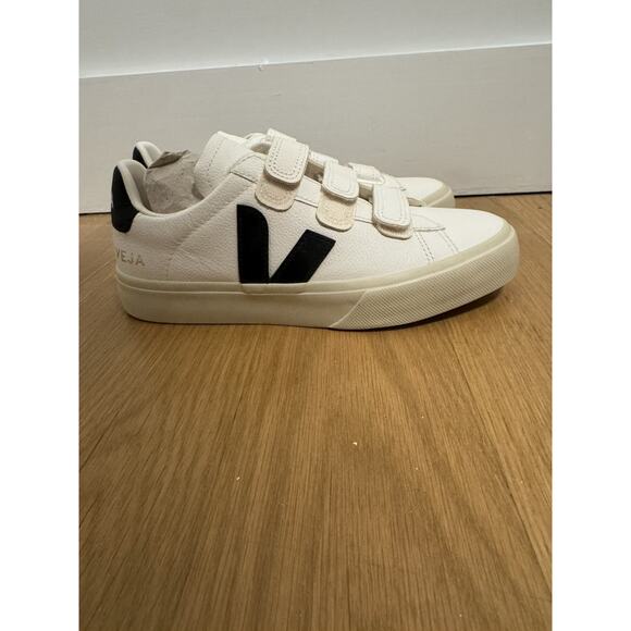 Veja Women Recife Logo Chromefree Leather Sneaker Extra White/Black Size US 6 - Picture 4 of 10